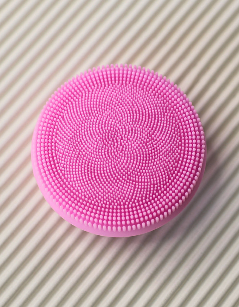 Face brush with vibration